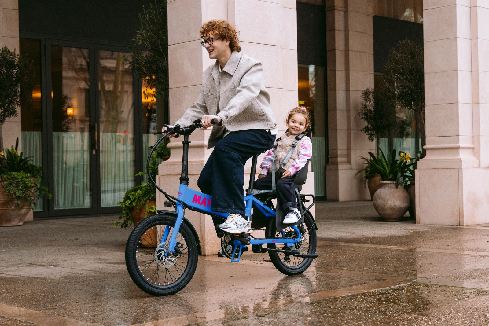 Vater mit Kind auf einem blauen MATE E-Bike
