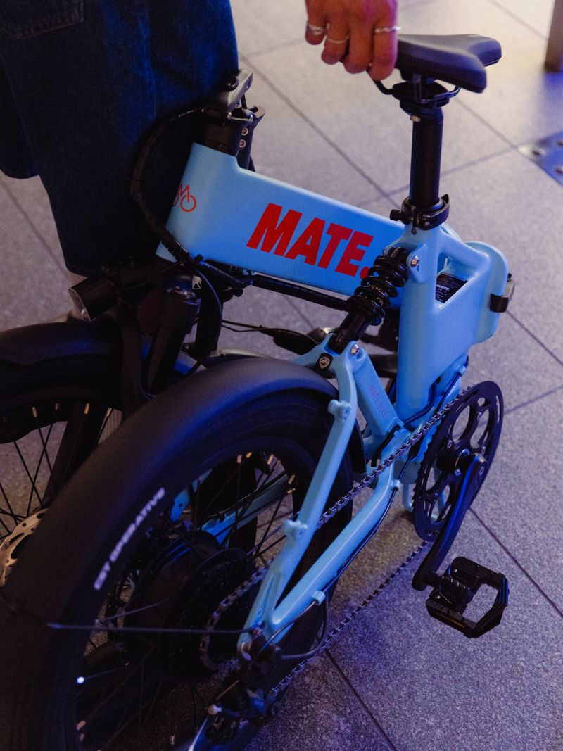 Detail eines hellblauen MATE E-Bikes mit rotem MATE-Logo