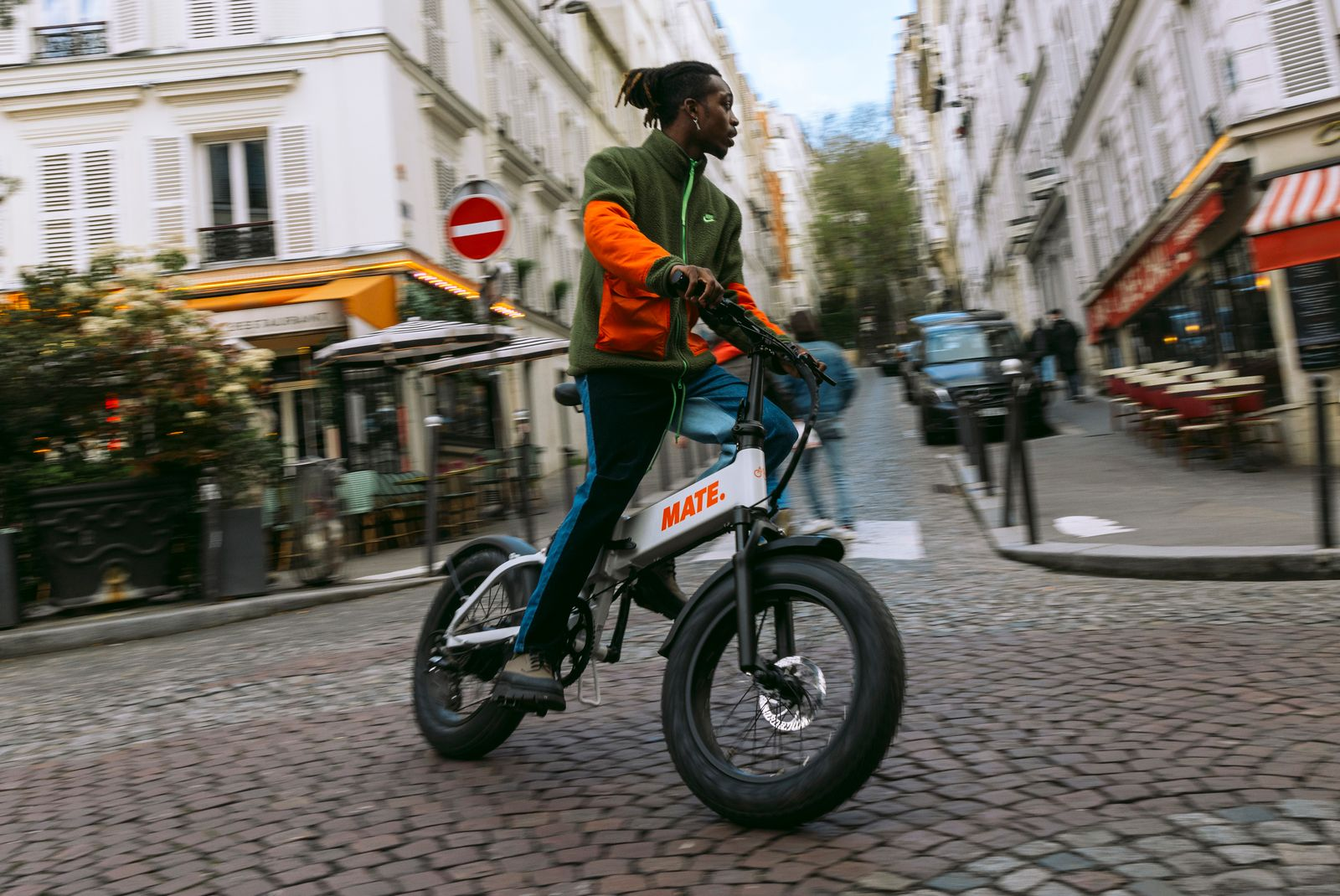 MATE X EVO im Pariser Stadtbild – urbaner Lifestyle